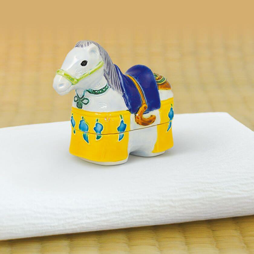 老舗茶舗千紀園の新春の茶道具 交趾香合 馬 中村翠嵐 干支 午