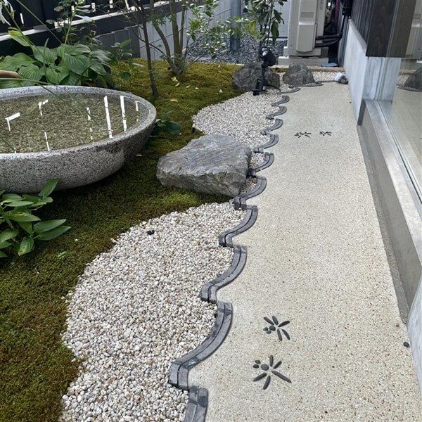 千紀園茶房側犬走りに施されたトンボの意匠