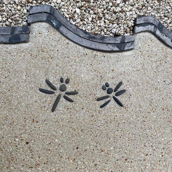 千紀園茶房側犬走りに施されたトンボの意匠