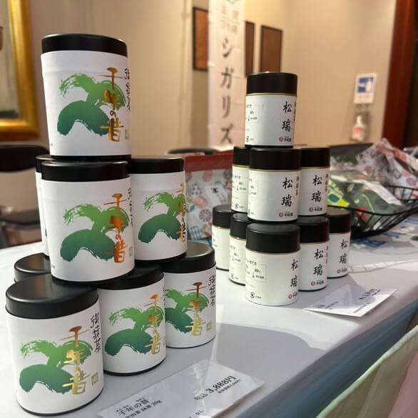 千紀園の抹茶「千年の昔」「松瑞」の販売風景