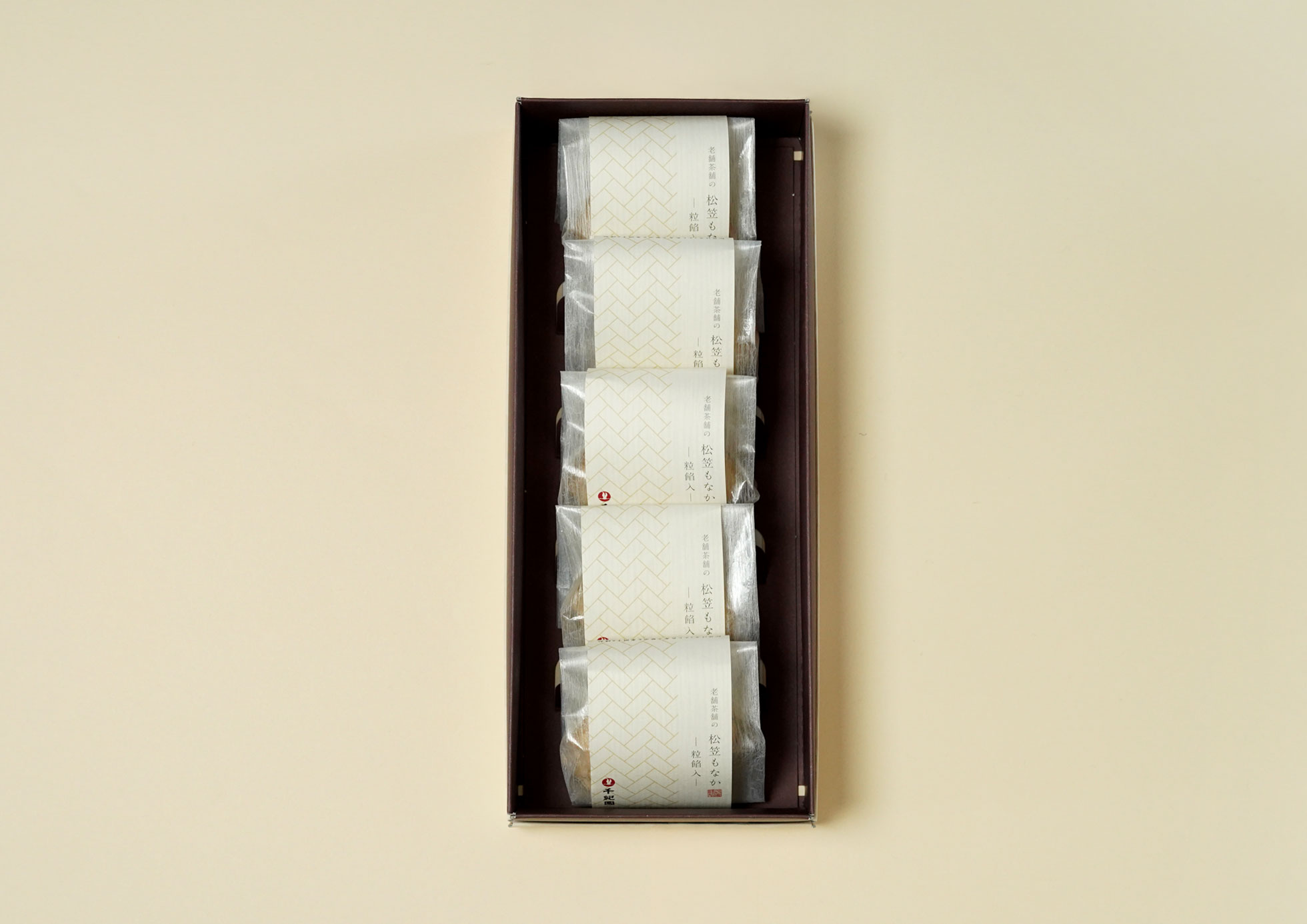 上品な松笠もなかはギフトにも最適