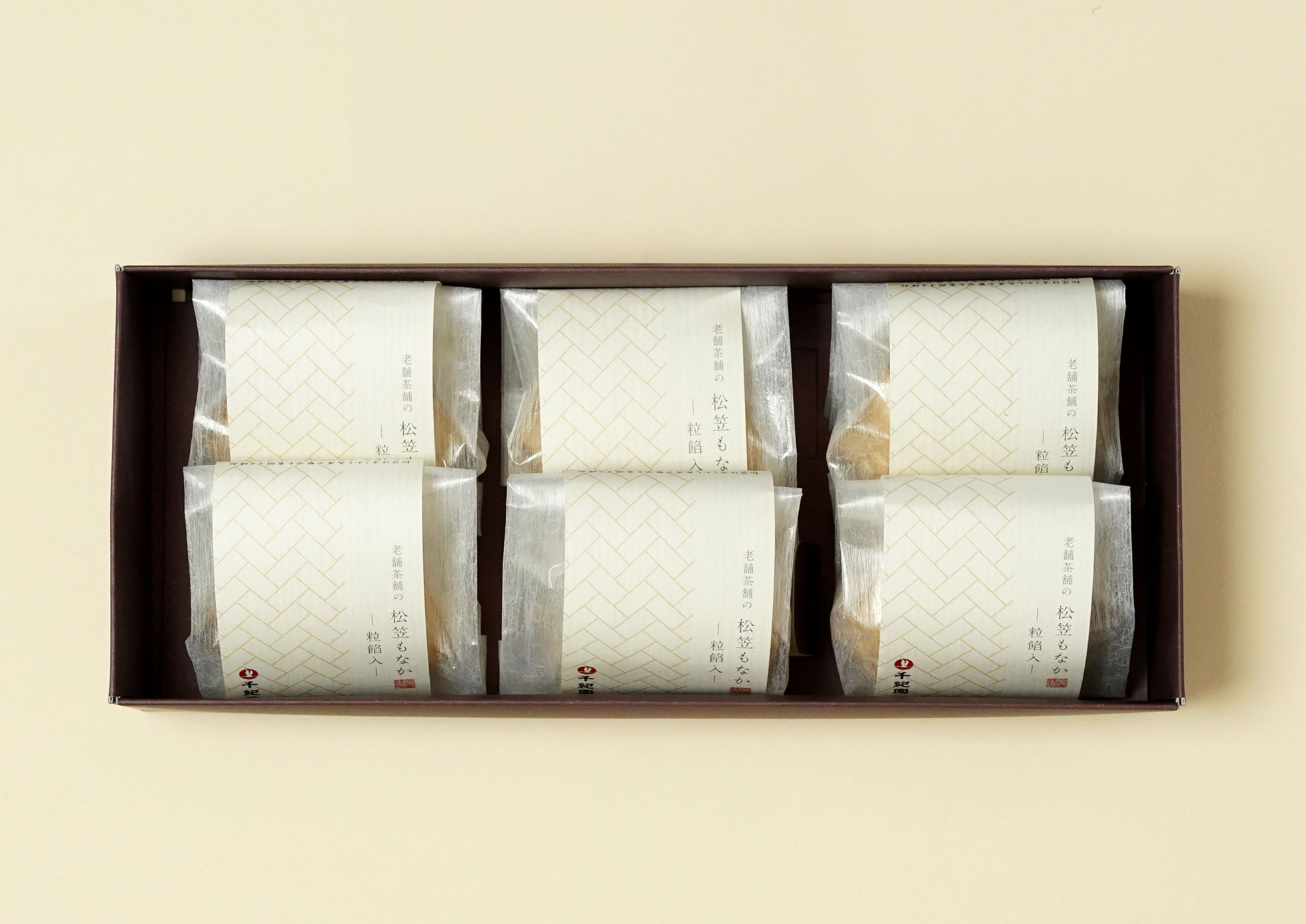 上品な松笠もなかはギフトにも最適