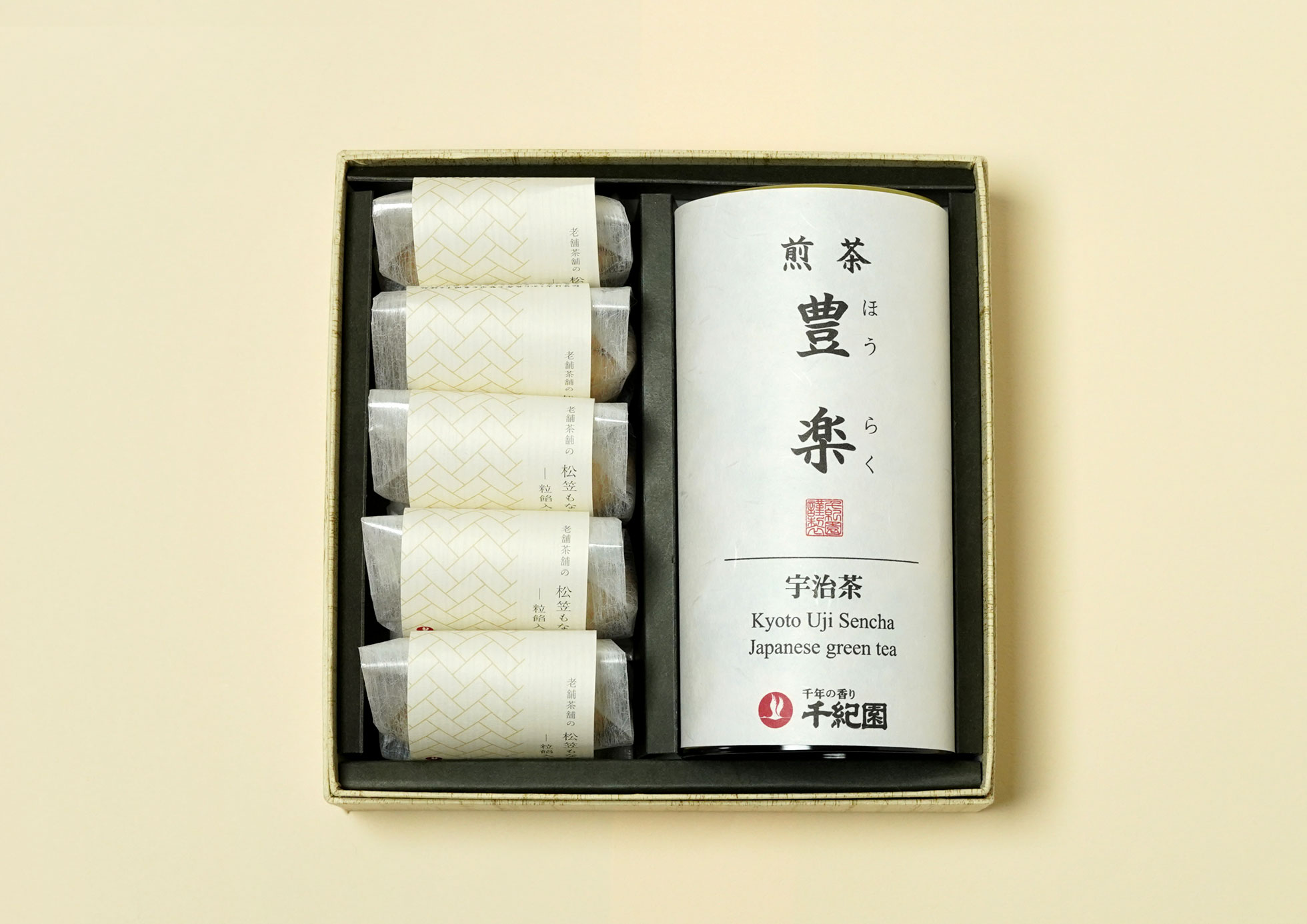 上品な松笠もなかはギフトにも最適