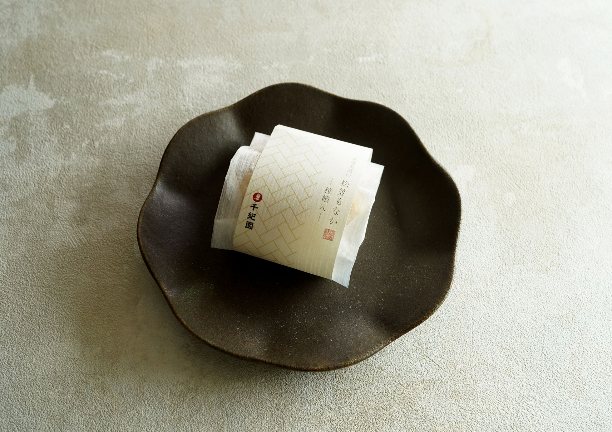 上品な和のお菓子、千紀園の松笠もなか