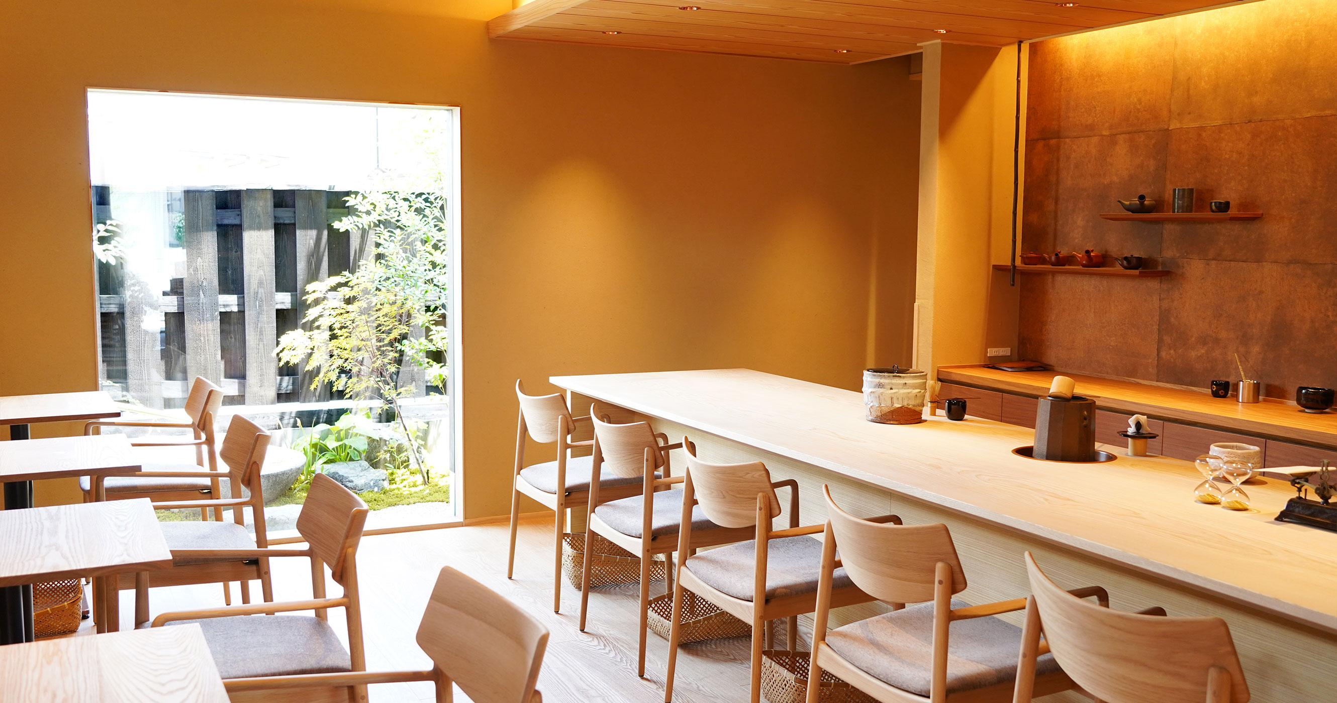 中庭を臨む茶房